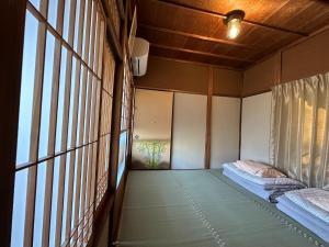 沼津市にあるNumazu - House - Vacation STAY 52029vの窓のある空き部屋(ベッド2台付)