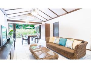 ein Wohnzimmer mit Sofa, Stühlen und einem Tisch in der Unterkunft Fukugi Terrace - Vacation STAY 61841v in Bise