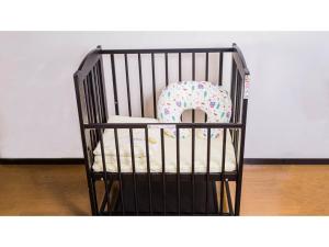 ein schwarzes Kinderbett mit Babybett in der Unterkunft Fukugi Terrace - Vacation STAY 61841v in Bise