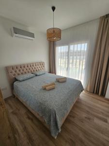 ein Schlafzimmer mit einem Bett mit zwei Kissen darauf in der Unterkunft Luxury Apartment at Four Seasons Life 2 14-B in Vokolidha