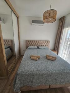 ein Schlafzimmer mit einem Bett mit zwei Kissen darauf in der Unterkunft Luxury Apartment at Four Seasons Life 2 14-B in Vokolidha + 4 Fotos