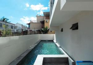 a swimming pool on the side of a building at Chez Maïsa - Vue sur mer in Flic-en-Flac