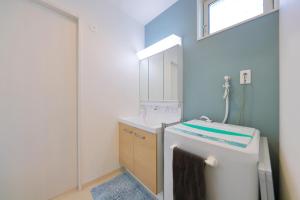 大阪市にあるTakasho TAKASHO -HANAZONO MINAMI- - Vacation STAY 69476vのトイレ、洗面台、鏡を備えたバスルーム +13枚の写真