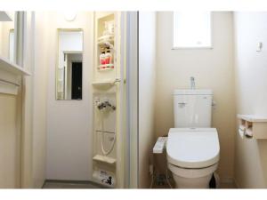 une petite salle de bain avec toilettes et fenêtre dans l'établissement OHANA TOKYO HOUSE - Vacation STAY 73207v, à Tokyo 12 autres photos