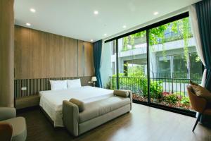 una camera da letto con un letto e una grande finestra di Charme Villa nighstress flamingo Đải Lải Vĩnh Phúc a Kon Rung (1)