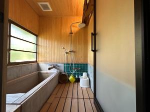 沼津市にあるNumazu - House - Vacation STAY 52025vの浴槽とトイレが備わった浴室