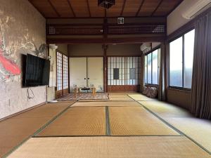 沼津市にあるNumazu - House - Vacation STAY 52025vのテレビとテーブルが備わる空き部屋