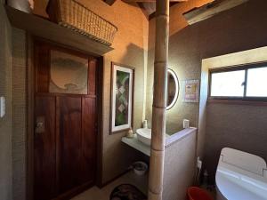 沼津市にあるNumazu - House - Vacation STAY 52025vのバスルーム(洗面台、トイレ付) +16枚の写真