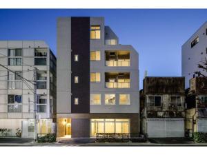 een hoog gebouw met veel ramen in een stad bij AOCA Kaminoge - Vacation STAY 11985 in Tokyo