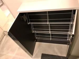 een zwarte koelkast met metalen rekken erop bij AOCA Kaminoge - Vacation STAY 11985 in Tokyo