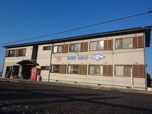 a white building with a sign on the side of it at ＬＯＤＧＥ ｎ"ｔｒｉｂｅ - Vacation STAY 79116v in Nichinan