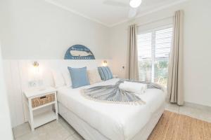 Postel nebo postele na pokoji v ubytování 6 On The Beach + 42 fotografií