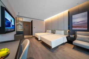 Μια τηλεόραση ή/και κέντρο ψυχαγωγίας στο Atour Hotel Chengdu Shuangliu Airport Jiang'an Campus of Sichuan University