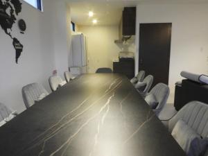una sala conferenze con un lungo tavolo e sedie di M's Resort Yomitan Building B - Vacation STAY 80179v a Furugen Altre 86 foto