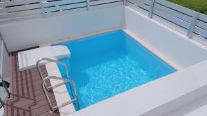 vista sulla piscina di un edificio di M's Resort Yomitan Building B - Vacation STAY 80179v a Furugen