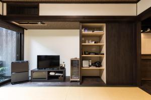 Et tv og/eller underholdning på Kaga House - Vacation STAY 86873v