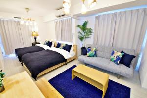 那覇市にあるYukaruhi Maejima - Vacation STAY 85043vのベッドとソファのある寝室