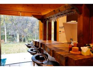 eine Bar mit einer Sitzreihe davor in der Unterkunft Polar Haus MinamiKaruisawa1 - Vacation STAY 88000v in Karuizawa