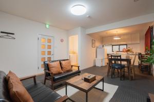 大阪市にあるSumiyoshi Marie - Vacation STAY 12161のソファとテーブルのあるリビングルーム