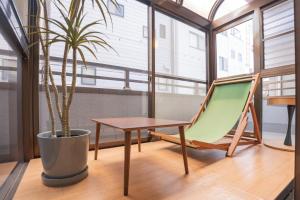 大阪市にあるSumiyoshi Marie - Vacation STAY 12161のハンモック、テーブル、植物
