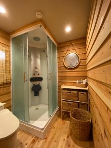 La salle de bains est pourvue d'une douche et d'un mur en bois. dans l'établissement Mokufusya private camp&cottage - Vacation STAY 97725v, à Komatsu 13 autres photos