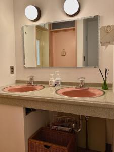 a bathroom with two sinks and a mirror at Gallery HARA & GUESTHOUSE - Vacation STAY 90971v in Hara