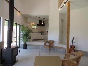 ein Wohnzimmer mit einem Herd und einer Küche in der Unterkunft Capetown Resort - Vacation STAY 96524v in Isumi