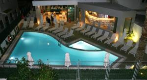 Bazén v ubytovaní AGRELLI Hotel & Suites alebo v jeho blízkosti