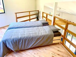 ein Schlafzimmer mit einem Bett und einem Holzboden in der Unterkunft Capetown Resort - Vacation STAY 96524v in Isumi