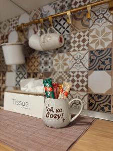 una taza de café llena de cepillos de dientes y pasta de dientes en Cozy Trg, en Lazarevac 15 fotos más
