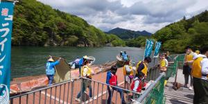un groupe de personnes sur un bateau sur une rivière dans l'établissement Yagisawa Corp - Vacation STAY 90026v, à Nikkō