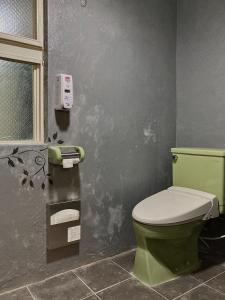 a bathroom with a green toilet in a room at Gallery HARA & GUESTHOUSE - Vacation STAY 68646v in Hara +7 photos