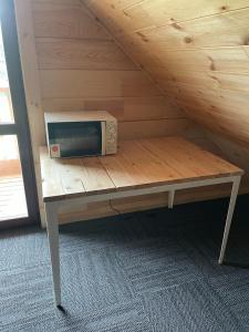 eine Mikrowelle auf einem Tisch im Zimmer in der Unterkunft Biwako Hills Resort - Vacation STAY 48023v in Takashima