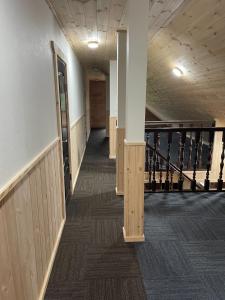 ein Flur eines Gebäudes mit einer Treppe und einem Treppenhaus in der Unterkunft Biwako Hills Resort - Vacation STAY 48023v in Takashima