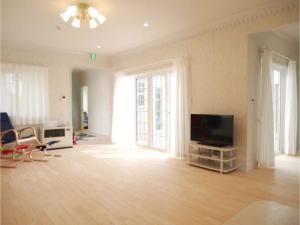 salon z telewizorem z płaskim ekranem na drewnianej podłodze w obiekcie Polar House NishiKaruisawa1 - Vacation STAY 00251v w mieście Oiwake