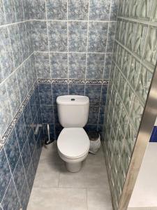 ベヘール・デ・ラ・フロンテーラにあるMaranata 1の青いタイル張りの壁のバスルーム(トイレ付) +17枚の写真