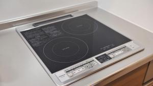 大阪市にあるRakutenSTAY x Shamaison 大阪出来島 - 207のカウンターの上に座るiPod