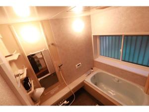 łazienka z wanną, umywalką i oknem w obiekcie Cottage Soramado - Vacation STAY 05567v w mieście Izunokuni +41 zdjęć