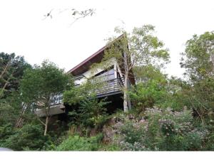 dom na szczycie wzgórza z drzewami w obiekcie Cottage Soramado - Vacation STAY 05567v w mieście Izunokuni