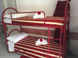 シラクーサにあるRosa di Ortigiaの二段ベッド2組が備わる客室です。