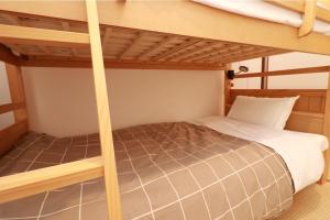 a bunk bed in a small room with a bed sqor at WAKURIAN,iwatacho - Vacation STAY 98982v in Okayama