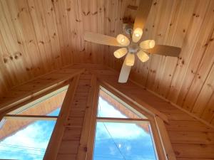 einen Deckenventilator in einem Zimmer mit 2 Fenstern in der Unterkunft Biwako Hills Resort - Vacation STAY 94635v in Takashima