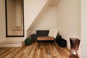 a living room with a couch and a mirror at WAKURIAN,iwatacho - Vacation STAY 98982v in Okayama +1 photo