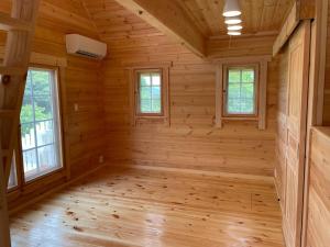 ein Zimmer in einem Blockhaus mit Fenstern in der Unterkunft Biwako Hills Resort - Vacation STAY 94635v in Takashima