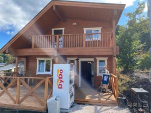 ein großes Holzhaus mit einer großen Terrasse in der Unterkunft Biwako Hills Resort - Vacation STAY 48007v in Takashima