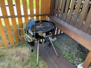 einen Grill auf einem Deck neben einem Zaun in der Unterkunft Biwako Hills Resort - Vacation STAY 99556v in Takashima + 3 Fotos