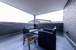 a balcony with chairs and a table and a couch at IDSTAY Lake Kawaguchi-Urushi- - Vacation STAY 02427v in Azagawa