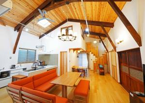 una cucina e un soggiorno con soffitto in legno di Guest house Tsurubasha - Vacation STAY 02435v a Fujiyoshida