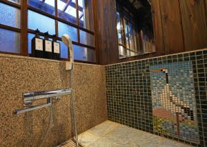 un bagno con doccia e una persona di Guest house Tsurubasha - Vacation STAY 02435v a Fujiyoshida Altre 36 foto
