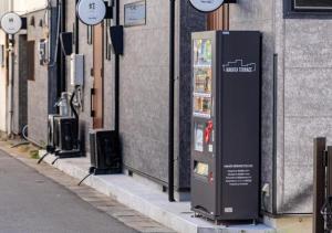 a vending machine on the side of a building at HAKATA TERRACE -hare- - Vacation STAY 12421 in Fukuoka